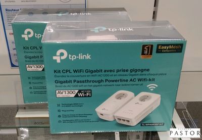 deux boîtes de routeurs Wi-Fi TP-Link TL-WRL exposées dans un magasin