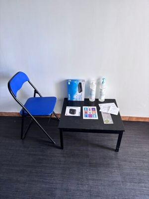 une chaise bleue et une table noire dans une pièce