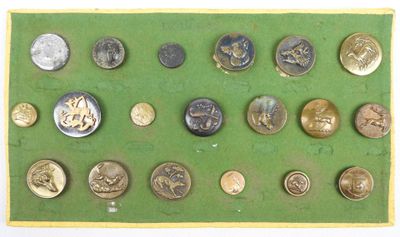 une image représentant un ensemble de pièces de monnaie posées sur une surface verte