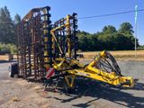 une photo d'une grosse machine garée sur le bord de la route