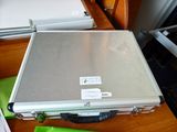 une valise argentée posée sur une table en bois