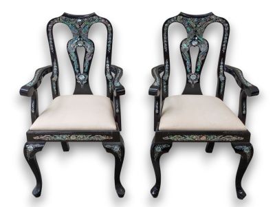 Paire de fauteuils chinois en bois noirci incrusté de nacre