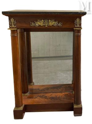 un miroir posé sur une table