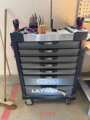 un chariot à outils contenant des outils, dans un garage