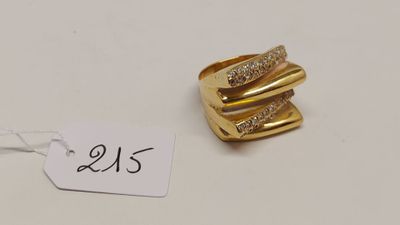 un gros plan sur une bague en or avec une étiquette de prix