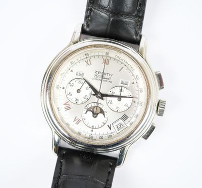 une montre posée sur un bracelet en cuir noir