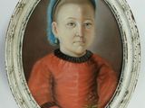 portrait d'une jeune fille en robe rouge avec un bandeau bleu