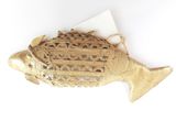 une broche en forme de poisson rouge sur un fond blanc
