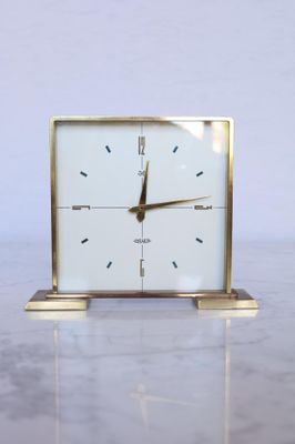 une petite horloge posée sur une table