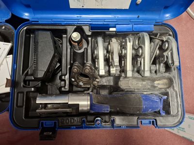 une mallette bleue contenant des outils, posée sur une table