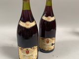 deux bouteilles de vin posées l'une à côté de l'autre sur une table