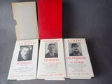 trois livres sont empilés sur une table