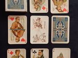 de nombreuses cartes à jouer posées sur une table noire
