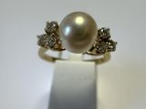 une photo d'une bague en perle et diamant