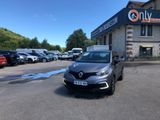 l'avant d'une voiture grise garée devant un immeuble