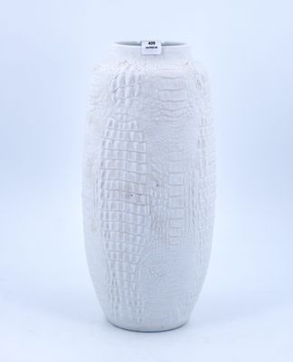un vase blanc posé sur une surface blanche