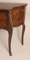 Commode sauteuse de forme galbée toutes faces, en bois de pl… (photo 6)