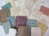 de nombreux vieux livres posés ensemble sur la table