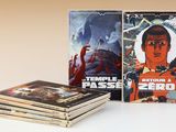 deux livres sont empilés sur une table