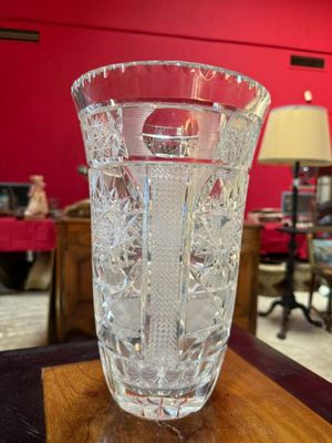 un vase en verre posé sur une table en bois
