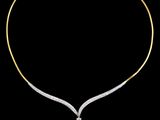 un collier en or et diamants orné d'un pendentif en perle