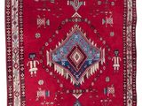 un tapis rouge et bleu orné d'un motif en forme de diamant