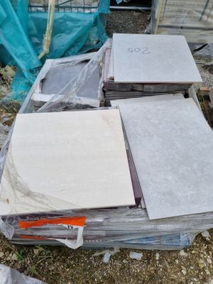 beaucoup de cartons de carrelage par terre