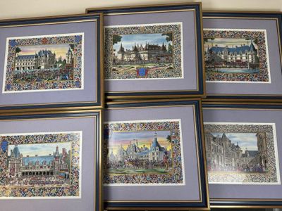 quatre photos encadrées représentant un bâtiment avec une horloge accrochée au mur