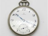 une montre de poche en argent avec des chiffres romains