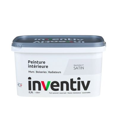 un gros plan d'un pot de peinture sur fond blanc