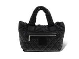 sac fourre-tout matelassé noir sur fond blanc
