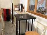 une petite cuisine avec une table et une chaise