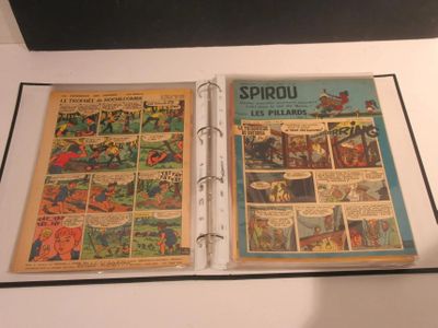 deux pages de bande dessinée dans un livre posé sur une table