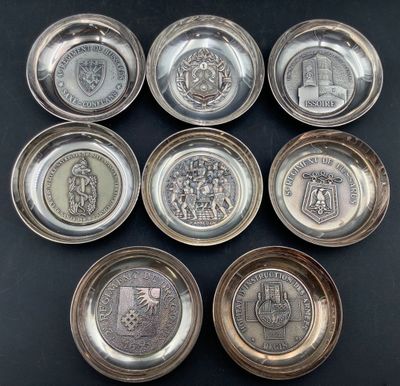 six sous-verres en métal argenté portant l'emblème des États-Unis