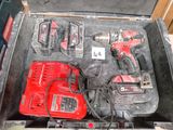 Les outils se trouvent dans la mallette posée sur la table, prêts à l'emploi.
