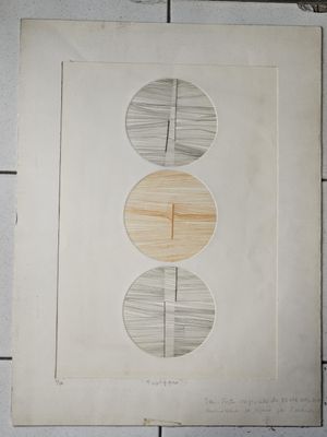 une photo d'une photo représentant trois cercles sur une feuille de papier