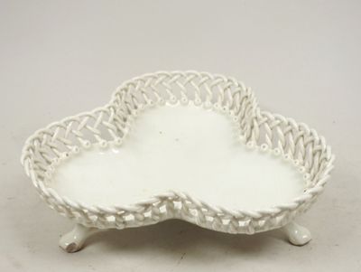 une assiette blanche ornée d'un motif décoratif