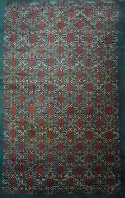 un tapis bleu et rouge avec un motif dessus