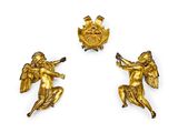 trois figurines d'anges dorées sur fond blanc