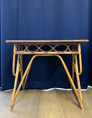 un gros plan sur une table avec un rideau bleu en arrière-plan