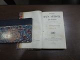 un livre ouvert posé sur une table en bois, à côté d'un portefeuille