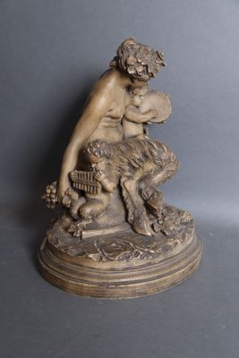 statue d'une femme tenant un panier de fleurs, posée sur un socle