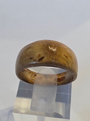 un anneau en bois posé sur le dessus d'une vitrine transparente
