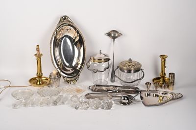 beaucoup d'objets en argent et en verre sur la table