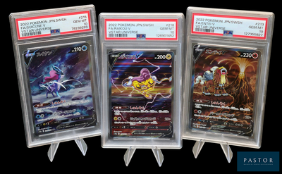 trois cartes à collectionner Pokémon dans des pochettes en plastique, sur fond noir