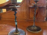 deux bougies posées sur une table en bois