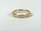 gros plan d'une bague en or avec des diamants sur fond blanc