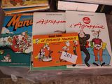 Plusieurs livres pour enfants sont posés sur une boîte en plastique posée par terre.