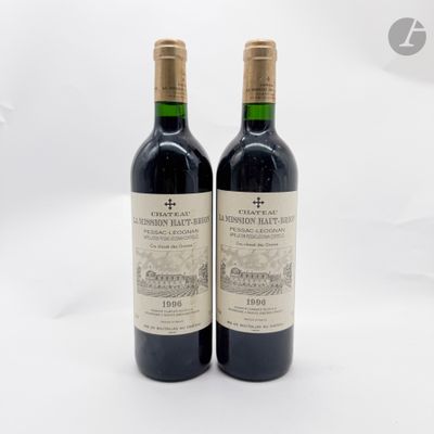 deux bouteilles de vin rouge posées l'une à côté de l'autre sur une surface blanche