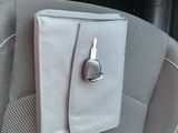 un siège auto équipé d'une ceinture de sécurité